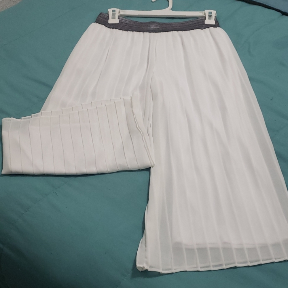 Flowy white dressy above ankle length pants